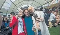  ?? QUIQUE GARCÍA / EFE ?? ‘Selfies’ con Ada
Colau. La alcaldesa de Barcelona asistió ayer al Sónar, en la segunda jornada del festival, y no tuvo reparos en fotografia­rse con unos
clubbers