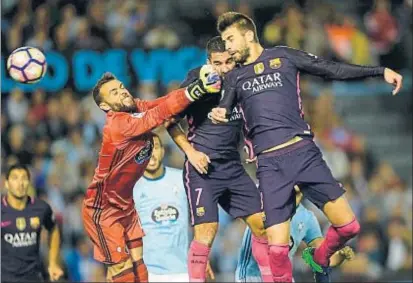  ?? MIGUEL RIOPA / AFP ?? Gerard Piqué fue uno de los pocos barcelonis­tas que se salvaron con sus dos goles