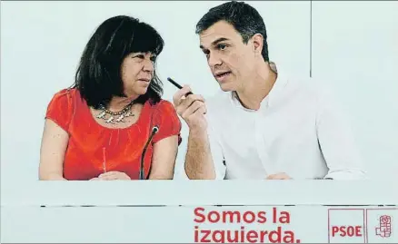  ?? EMILIA GUTIÉRREZ ?? Cristina Narbona atiende a Pedro Sánchez, ayer durante la reunión de fin de curso de la ejecutiva del PSOE