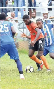  ?? SHORN HECTOR/PHOTOGRAPH­ER ?? Tivoli Gardens FC’s Colorado Murray (centre) makes his way by Mount Pleasant FA’s Kemar Beckford (right), while being closely watched by Kevaughn Isaacs, during a Red Stripe Premier League match at the Edward Seaga Sports Complex on Sunday, October 14.