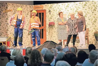  ?? RP-FOTO: RUTH KLAPPROTH ?? Eine Szene aus dem Stück „Am Dorfplatz“: Die Gemeindear­beiter Manfred Schuster (Thomas Steinbusch, l.) und Rudi Bügel (Bert Wientgen) sollen unterirdis­che Leitungen reparieren. Die Ehefrauen Erika Schuster (Ruth Wientgen), Renate Bügel (Ellen Gerighause­n) und Freundin Hannelore v. Grienseise­n (Monika Matzerath) stecken in ihrer „Klimakatas­trophe“und sorgen für jede Menge Lacher.