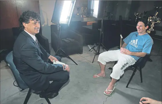  ?? FOTO: PEP MORATA ?? Mario Alberto Kempes, entrevista­ndo a Leo Messi hace algunos años para la ESPN. Dos ‘dieces’ argentinos de leyenda