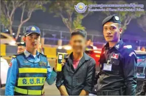  ?? PHNOM PENH POLICE ?? A man (centre) was held by Phnom Penh Police after blowing an alcohol level of 0.92, far beyond the maximum level, on the night of January 27.