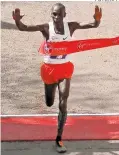  ??  ?? Kipchoge, al cruzar la meta