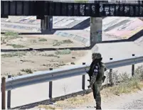  ??  ?? Desde ayer jueves la Guardia Nacional vigila oficialmen­te los límites de la frontera de México con Estados Unidos en Juárez