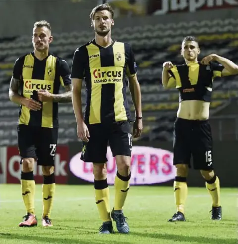  ?? FOTO GMAX AGENCY ?? Buysens tussen Joachim (links) en Bourdin na de nederlaag tegen Cercle Brugge. “We willen hen het leven nog een poosje zuur maken.”