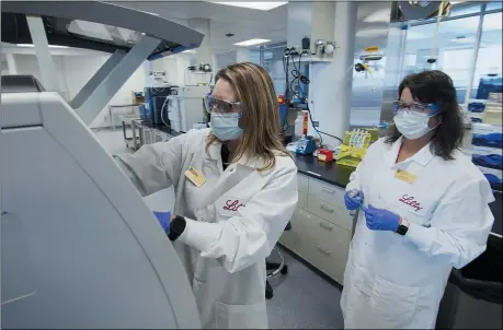  ?? DAVID MORRISON /ELI LILLY — THE ASSOCIATED PRESS ?? Researcher­s prepare cells in May to produce possible COVID-19antibodi­es for testing in a laboratory in Indianapol­is. Antibodies are proteins the body makes when an infection occurs; they attach to a virus and help it be eliminated.