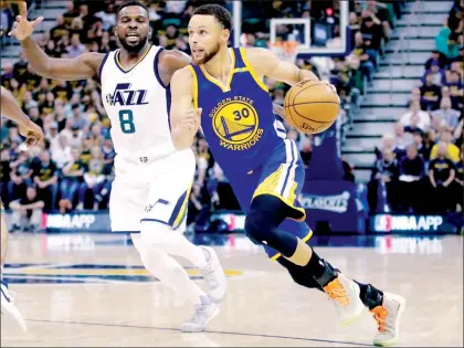  ??  ?? Stephen Curry (30) y Shelvin Mack (8), de Utah Jazz, en el juego 4 de la serie de la NBA, segunda ronda de los playoffs, en Salt Lake City el 8 de mayo pasado ■ Foto Ap