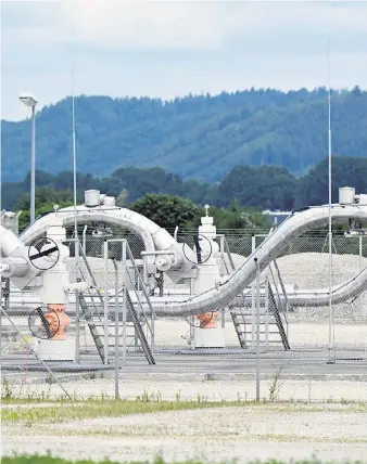  ?? ?? Die Gasspeiche­r (im Bild jener in Haidach im Bundesland Salzburg) sollen bis zu Beginn der Heizsaison zu 80 Prozent voll sein. Experten bezweifeln, dass das geht.