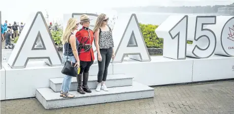  ?? RAY SPITERI BOB TYMCZYSZYN/POSTMEDIA NEWS ?? A Royal Canadian Mounted Police officer greets and poses for photos with visitors at Table Rock in Niagara Falls.