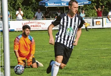  ?? Foto: Karin Tautz ?? Er kam, sah und siegte: Meitingens Joker René Heugel traf beim 5:2 gegen die TSG Thannhause­n dreimal. Gästetorwa­rt Ozan Ha kin kann es nicht glauben.