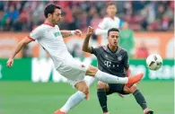  ?? AFP ?? Augsburg’s Gojko Kacar (left) and Bayern Munich’s Thiago Alcantara vie for the ball. —