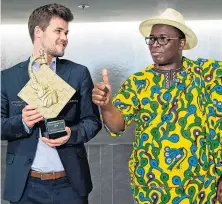  ??  ?? Magnus Carlsen, Sieger beim Turnier in Abidjan 2019, mit Paulin Danho, Sportminis­ter der Elfenbeink­üste.