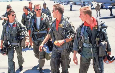  ?? PARAMOUNT PICTURES ?? Tom Cruise and Anthony Edwards go head to head with the rest of the flyboys in “Top Gun.”