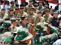  ?? LAILY RACHEV SETPRES ?? PANGLIMA TERTINGGI: Presiden Jokowi berada di antara pimpinan TNI dan para gubernur yang menjalani pembaretan kemarin.