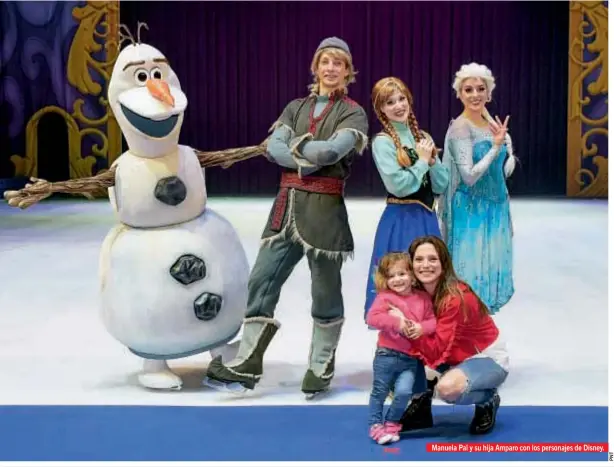  ??  ?? Manuela Pal y su hija Amparo con los personajes de Disney.