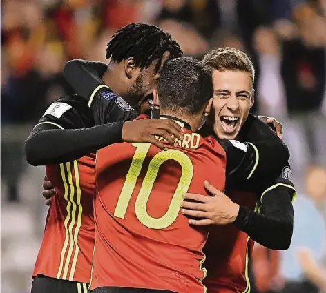  ?? FOTO: IMAGO ?? Michy Batshuayi (links) und Eden Hazard gratuliere­n Thorgan Hazard zu dessen Premierent­or für Belgien im Spiel gegen Zypern.