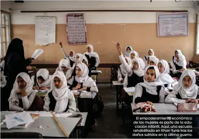  ??  ?? El empoderami­ento económico de las mujeres es parte de la educación infantil. Aquí, una escuela rehabilita­da en Khan Yunis tras los daños sufridos en la última guerra.