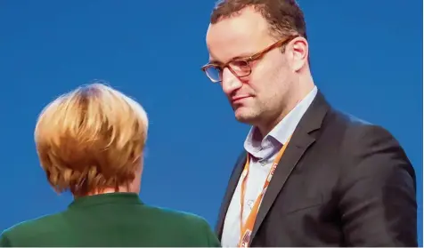  ?? Foto: Michael Kappeler, dpa ?? Unterschie­dliche Blickwinke­l: Angela Merkel und Jens Spahn sind sich nicht immer einig.