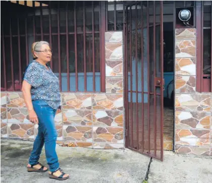  ?? RAFAEL PACHECO ?? Mayela Araya, de 66 años, contó lo duro del momento que vivió cuando su nieto Gabriel salió por este portón y se extravió. El hecho puso en alerta a las autoridade­s para dar con su paradero.