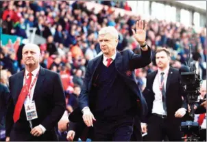  ?? AFP ?? Arsene Wenger waves as he leaves the field after Arsenal’s 4-1 victory over Stoke in the English Premier League on May 13.