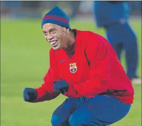 ?? FOTO: M. MONTILLA ?? Ronaldinho, el crack de la sonrisa permanente que hizo gozar al barcelonis­mo
