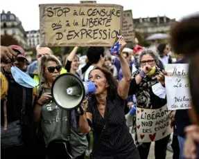  ?? AFP ?? Esta manifestan­te pedía “alto a la censura, sí a la libertad de expresión” mientras protestaba ayer en París.