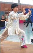  ??  ?? Jing Wang zeigt chinesisch­es Gesundheit­s-Qigong an der Universitä­t Mainz: aus Shanghai.