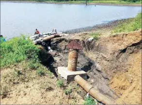  ?? (Pics: Nkosingiph­ile Myeni) ?? Heavy rains tested the resistance of the dam’s banks and left a huge hole.