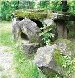  ??  ?? EN EL CÁUCASODol­men de tipología caucásica ubicado en el parque de Belobodye. En la otra página, paisaje del Cáucaso.