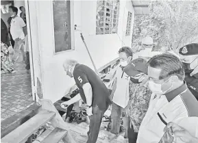  ??  ?? BANTUAN RUMAH: Awang Tengah (kiri) bersama Denney (tiga kiri) dan Dr Abdul Rahman (kanan) mengecat rumah Julia di Kuala Lawas kelmarin.