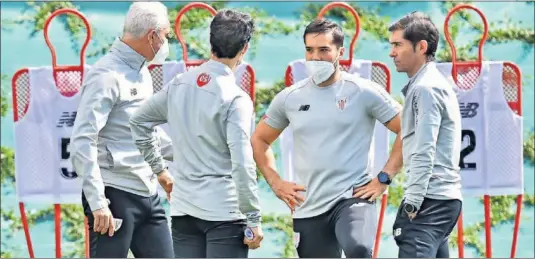  ??  ?? Marcelino charla con sus ayudantes en un instante del entrenamie­nto de ayer del Athletic en Lezama.