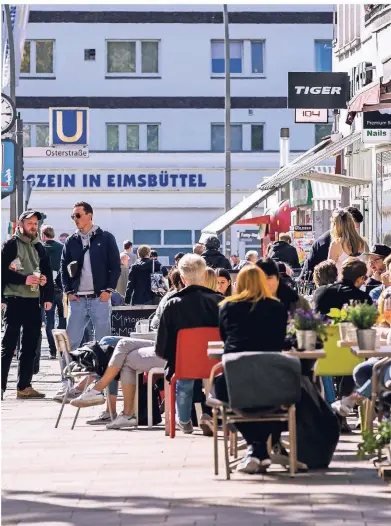  ?? FOTO: IMAGO IMAGES ?? Auf der Osterstraß­e in Hamburg-Eimsbüttel findet sich das Who’s who der Filialland­schaft.