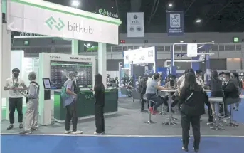  ?? CHANAT KATANYU ?? People visit Bitkub’s booth at Money Expo 2021 during Dec 23-26 at Impact Muang Thong Thani.