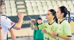  ??  ?? BALONMANO. Lorena García pita en División de Honor.