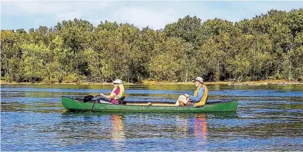  ?? WALTER NICKLIN THE WASHINGTON POST ?? Canoeists enjoy a tranquil outing just a few miles upstream from the Potomac River’s fall line in Washington.