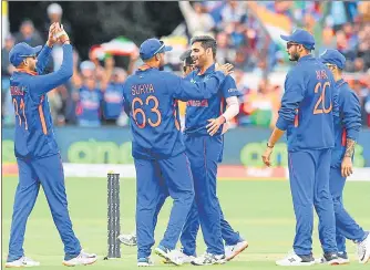  ?? AFP ?? India's Bhuvneshwa­r Kumar (C) celebrates the dismissal of Ireland's Andy Balbirnie during the first T20I in Dublin on Sunday.