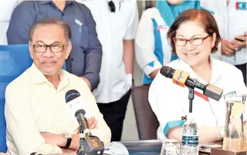  ??  ?? Anwar and Sabah PKR chief Datuk Christina Liew during the press conference yesterday.