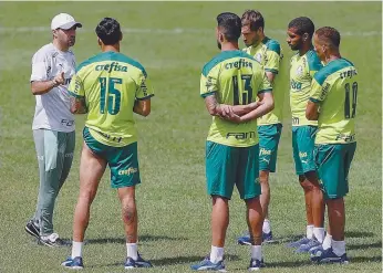  ??  ?? Abel orientou ontem o último treino antes da final em Brasília