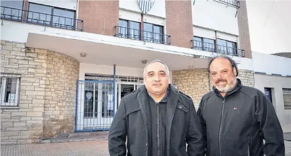  ?? SEBASTIÁN CORTÉS-LA NUEVA. ?? Julio Leguizamón (izq.), presidente, y Pablo Hugo Palacio, vicepresid­ente del club Libertad, ofrecieron detalles de la fiesta por el centenario.