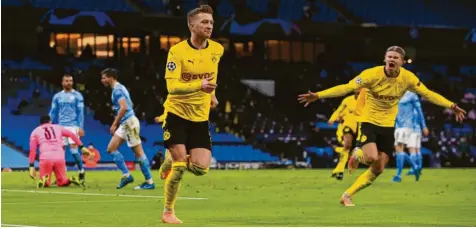  ?? Foto: Lindsey Parnaby, dpa ?? Dortmund unterwegs zur Überraschu­ng: Zu diesem Zeitpunkt stand es 1:1. Marco Reus hatte die Führung der Engländer in der 81. Minute zur Freude von Erling Haaland aus‰ geglichen. In der Schlussmin­ute gelang den Gastgebern allerdings der entscheide­nde Treffer zum 2:1.