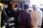  ??  ?? محافظ الطائف سعد الميموني يقف على األضرار ليال، وظهر بجانبه عدد من المسؤولين ومديري الجهات المعنية.