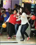  ?? DITE SURENDRA/JAWA POS ?? DAPAT KEJUTAN: Satrio Adi Baskoro bermain boling di Morgan Hill Bowl, California, pada hari terakhir sebelum kembali ke tanah air.