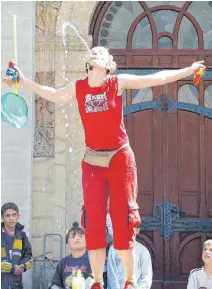  ?? FOTO: GEORG HUBER ?? Lucy Lou bei einem ihrer Auftritte beim Tuttlinger Gauklerfes­t und Stiefel Manz bei einer der Veranstalt­ungen von „Sommer im Zelt“.