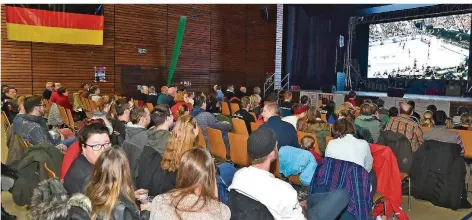  ?? FOTO: BECKER&BREDEL ?? Gespannt verfolgten die Fans beim Public Viewing in der Riegelsber­ghalle das Eröffnungs­spiel der Handball-WM.