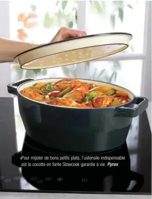  ??  ?? Pour mijoter de bons petits plats, l’ustensile indispensa­ble est la cocotte en fonte Slowcook garantie à vie. Pyrex