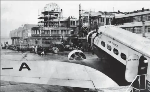  ?? DR/COLL. MUSÉE AIR FRANCE ?? Le Bourget et sa nouvelle aérogare en constructi­on en 1937. Au premier plan le Wibault 283 F-ANBM Le Conquérant qui assure encore la desserte Paris-Londres.