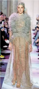  ??  ?? Elie Saab. Brillos y plumas.