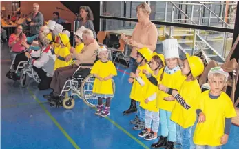 ?? ARCHIV-FOTO: MICHAEL HOCHHEUSER ?? Die Arche, hier Kindergart­enkinder bei einem Auftritt in der Erich-Fischer-Halle im vergangene­n Jahr, muss ob des Andrangs eine „Notgruppe“einrichten.