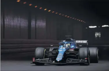  ??  ?? Fernando Alonso atraviesa el túnel del circuito de Mónaco con el Alpine durante la carrera de ayer.